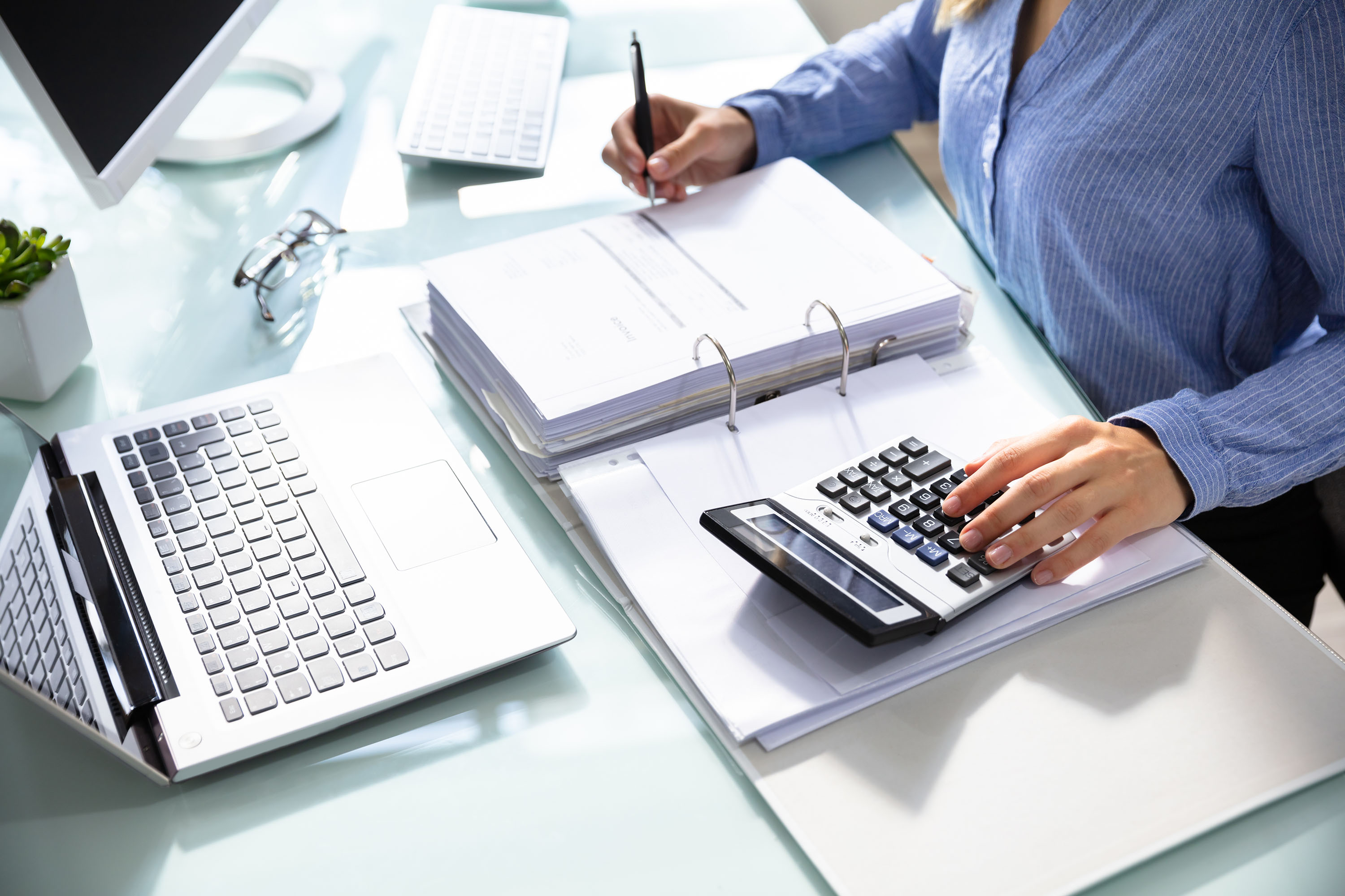 &lt;p&gt;&lt;strong&gt;Wir bieten&lt;/strong&gt;&lt;/p&gt;&lt;ul class='checklist'&gt;&lt;li&gt;Bewertung von Wohn- und Gewerbeimmobilien&lt;/li&gt;&lt;li&gt;Bewertung unbebauter Grundst&amp;uuml;cke&lt;/li&gt;&lt;li&gt;Bewertungen von Rechten und Belastungen&lt;/li&gt;&lt;li&gt;Untersuchung auf Feuchtesch&amp;auml;den / Schimmelbefall / Schimmelpilzsch&amp;auml;den&lt;/li&gt;&lt;/ul&gt;&lt;p&gt;&lt;a class='button' href='/leistungen/wertermittlung'&gt;Zu den Leistungen&lt;/a&gt;&lt;/p&gt;